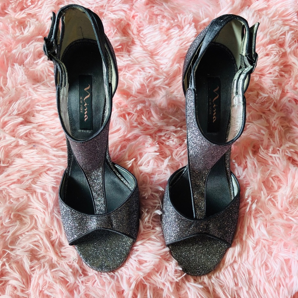 🔴 Sparkly shoes
